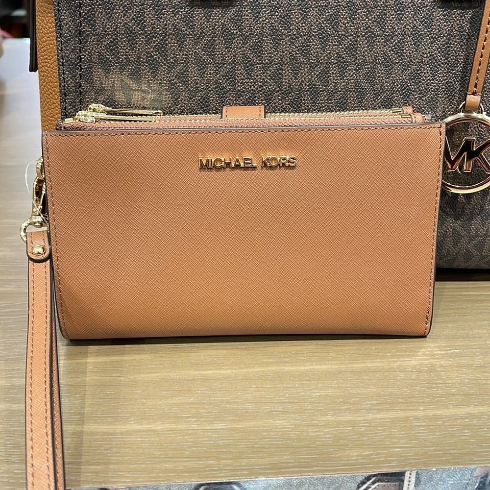 MICHAEL KORS LARGE DOUBLE ZIP WRISTLET WALLET PHONE CASE  Luggage
